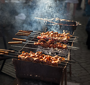 什叶派的烤肉串庆典铁板牛肉洋葱香料香料味烧烤贝叶烘烤木炭图片