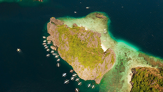 船只和石灰岩悬崖的空中航向岩石海滩蓝色海景沙滩支撑鸟瞰图理念景观旅行图片