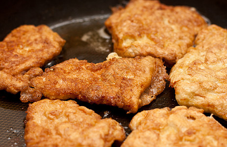 网格上的鸡排厨房油炸食物图片