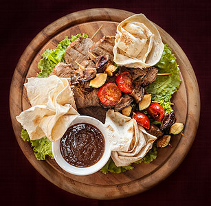 肉食和蔬菜美味母鸡草本植物香料盘子香菜美食烹饪托盘木板食物图片