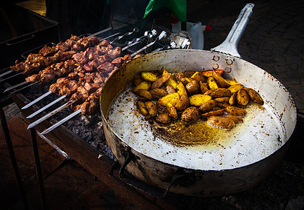Kebab和烤土豆饥饿胡麻厨房腌料小牛香料味贝叶烘烤煤炭木炭图片