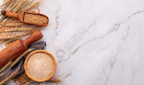 在大理石背景上设置小麦耳朵和小麦谷 顶部视图和复制空间美食大麦谷类烘烤麦粒营养种子地面碳水纤维图片