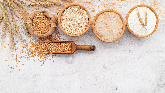 小麦 棕色面粉和在白混凝土底料上安装的木碗中的白面粉养分大麦饮食稻草种子粉末化合物谷类营养谷物图片