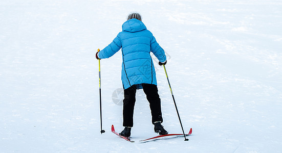 户外运动勘探滑雪旅行活动背包训练男人器材运动荒野图片