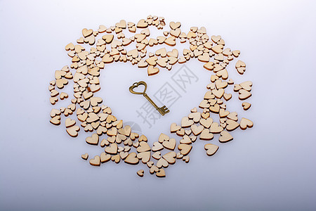 木心形成心形 里面有一把钥匙金属木板礼物庆典精神房子商业安全工匠婚礼图片