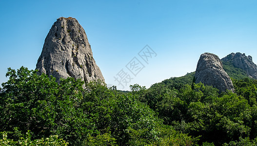 克里米亚半岛的景观晴天海岸爬坡岩石蓝色山脉森林旅游石头村庄图片