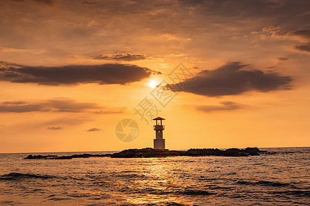 日落时的戏剧性多云期间 带灯塔的海景景观 自然景观热带海滨风景和美丽的海滩与海水的地平线相映成趣 海滩的自然全景阳光地标风景海湾图片