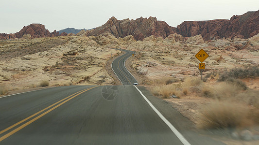 公路旅行 在美国内华达州拉斯维加斯火谷驾驶汽车 在美国搭便车旅行 高速公路旅行 红色外星岩层 莫哈韦沙漠荒野看起来像火星 从车上图片