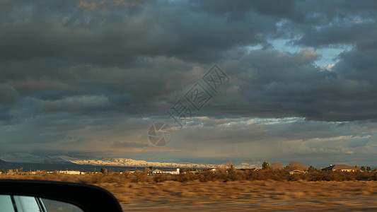 公路旅行 驾驶汽车从死亡谷到美国内华达州拉斯维加斯 在美国搭便车旅行 公路旅行 戏剧性的气氛 日落山和莫哈韦沙漠荒野 从车上看环图片