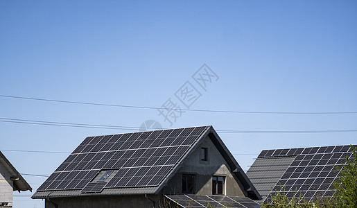 太阳能房子现代太阳能电池板在阳光明媚的一天 在房顶上太阳来源集电极细胞生态房子创新电气燃料回收背景