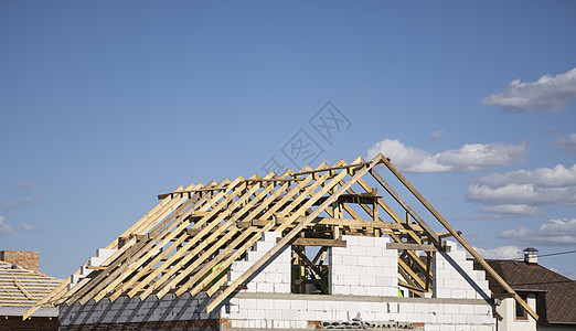 在蓝天对面建造木质屋顶 房子大楼建筑学住宅木头工艺木材项目框架锤子工地横梁图片