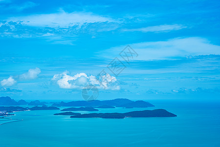 从高端观察甲板到海湾中小岛屿群岛的观光景象图片