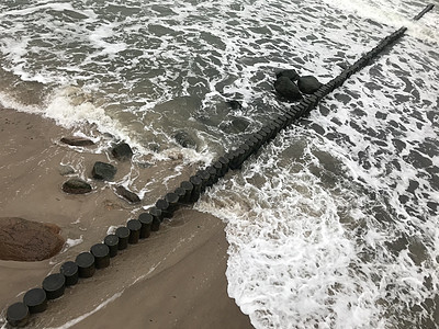 在波罗的海海岸的木制防波堤上突破波浪风景泡沫航班海堤海浪风暴海岸障碍力量海景图片