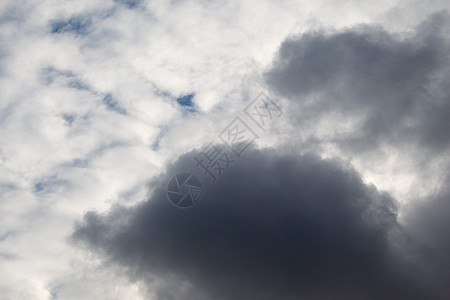 在天空中发现黑暗和灰暗的乌云危险场景气象气氛灰色飓风云景雷雨风暴天气图片