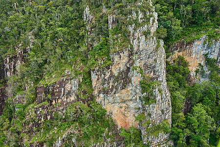 亚洲茂密丛林中的石崖 原生态的自然国家热带环境悬崖场景季节旅行墙纸岩石爬坡背景图片