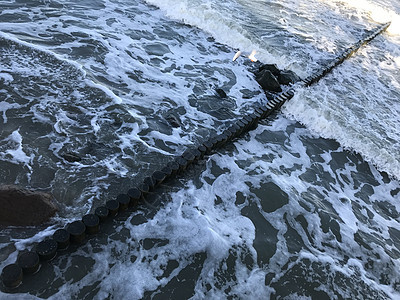 在波罗的海海岸的木制防波堤上突破波浪木质风景反射防御环境障碍海洋海岸线材料航班图片