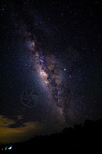 泰国山上有银河和阳光的夜晚风景 以及来自泰国山地的寒光图片