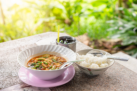 煮熟饭 泰国菜 大豆和盘桌上做饭的鱼蛋汤图片