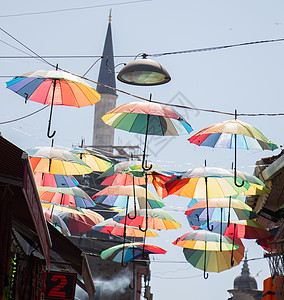 垂悬在街道上的彩色的雨伞阳伞高架遮阳棚绿色蓝色太阳晴天天气彩虹天空图片