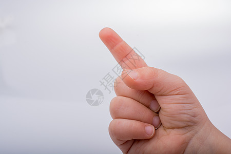 白色背景上的手指针手势女孩手指屏幕商业女士女性按钮背景图片