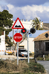 阿利坎特Torrellano村路标分路标穿越车辆交通运输警告红绿灯火车民众街道速度图片