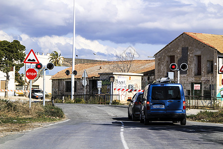 阿利坎特Torrellano村路标分路标手臂滚动车辆火车交通警告村庄红绿灯铁路速度图片