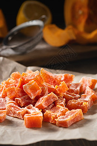 天然农场自制的玉米南瓜水果 配有奶粉加糖手工季节性小吃桌子橙子粉状毛巾木板农民季节图片