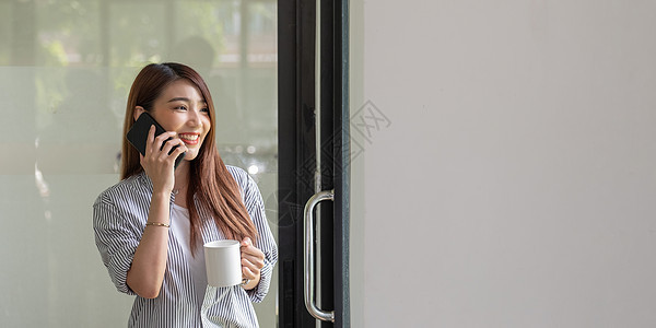 微笑的亚洲女人在家里打电话 快乐的小女孩拿着手机接听电话 有魅力的青少年通过手机与朋友聊天愉快商务桌子客户工作人士办公室女士商业图片