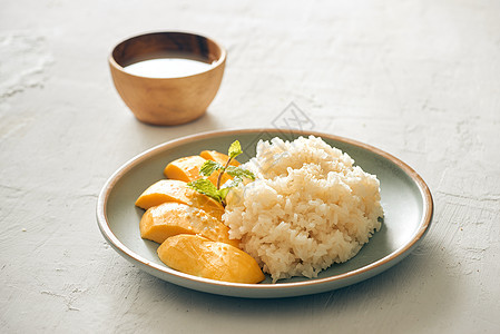 泰国流行传统甜点 使用粘糊米的芒果Mongo叶子椰子水果食物美食文化热带芝麻牛奶黄色图片