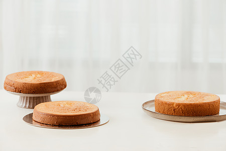 木制桌上三个自制理想海绵蛋糕图片