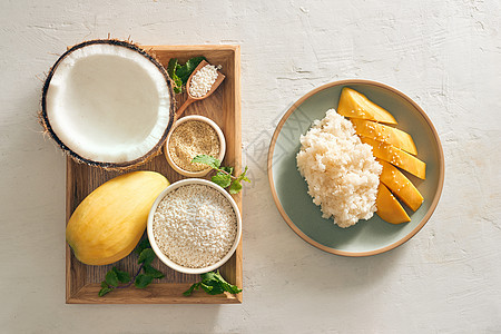 泰式甜点 — 芒果米饭 托盘上有芒果 椰子 米饭 芝麻图片