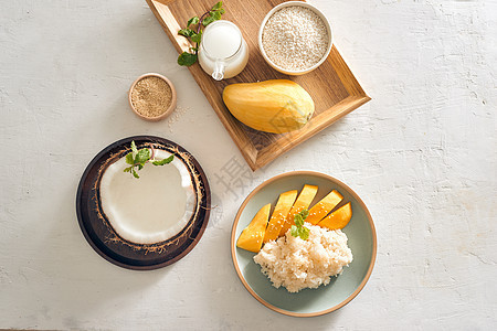 泰国食物 芒果和所有成分的粘黏米饭牛奶黄色热带叶子椰子季节美食水果图片