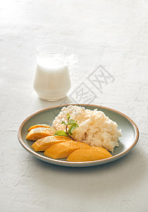 泰国甜点 芒果加粘糊饭黄色水果食物牛奶白色美食文化热带盘子营养图片