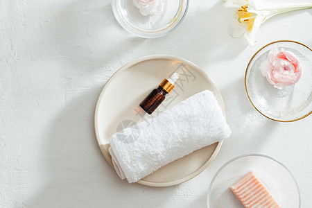 白底带毛巾和板上油 鲜花 肥皂的斯帕产品最佳景色疗法化妆品浴室按摩治疗粉色芳香玫瑰玻璃皮肤图片