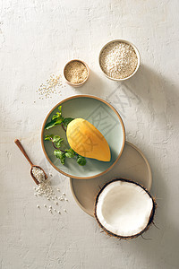 芒果糯米饭 椰奶和糖 芝麻和芒果背景黄色奶油文化食物牛奶绿色椰子盘子甜点白色图片