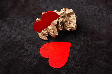 在起皱纹的纸的两个红色心脏象 情人节爱情概念图片