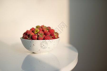 在陶瓷碗中新鲜的草莓 白底隔离在白色背景上水果食物甜点早餐叶子覆盆子红色绿色陶器美食图片