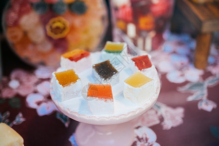 传统土库什美味的软糖粉末甜点粉状立方体食物坚果美食火鸡玫瑰脚凳图片