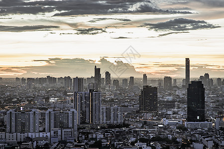 亚洲大都市美丽日落的鸟瞰图 背景是高楼和摩天大楼建筑学风景戏剧性建筑物首都办公室街道场景城市基础设施图片