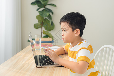 一个男孩子在家学习 做功课 远程家庭学习 (笑声)图片