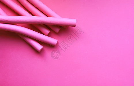 柔软糊面背景的粉色泡沫卷纸护理弯曲身体女性造型柔性理发师化妆品海浪发型图片