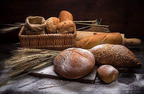 Rye 切面包在桌子上乡村木板小麦美食粮食木头农业面粉早餐脆皮背景图片
