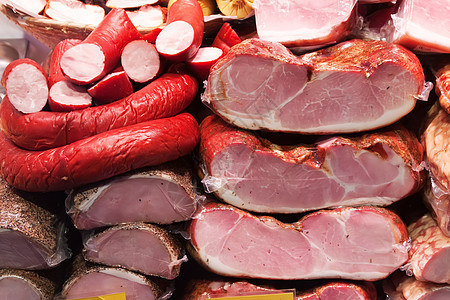 市场上的肉和香肠图片