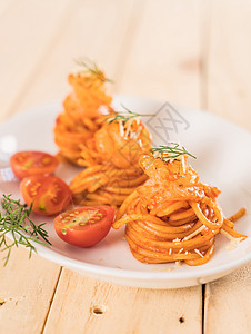 带虾的意大利面条海鲜午餐红色盘子食物图片