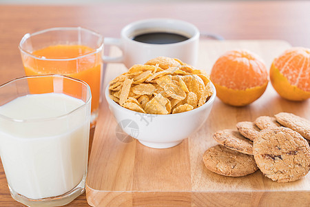 餐桌早餐套餐饮食橙子饼干水果桌子食物营养奶昔咖啡牛奶图片