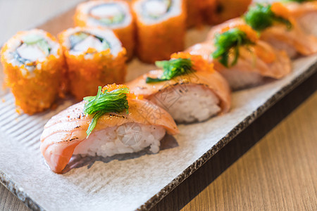 鲑鱼寿司和马基鲑鱼盘子海鲜美食食物黄瓜美味鱼片午餐海苔白色图片