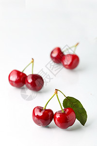 白色背景的大樱桃果实果盘水果维生素甜点山楂绿叶材料红色农产品图片