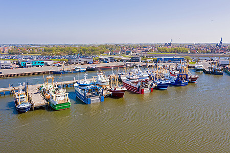 来自荷兰哈林根渔港的空中航空公司 从荷兰哈林根港口浮桥反射晴天历史帆船旗帜钓鱼游艇建筑学图片