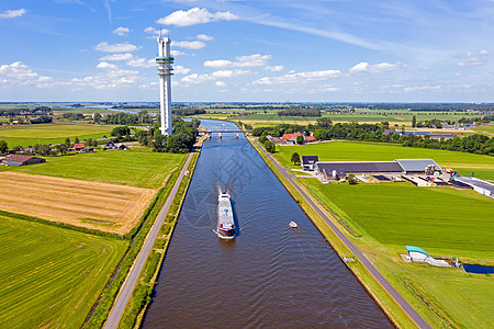 荷兰莱默附近的玛格丽特公主运河上一艘货船上的航空货运机图片