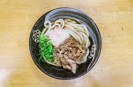 桌上的日本拉面面营养午餐文化食物早餐猪肉洋葱蒸汽盘子美食图片
